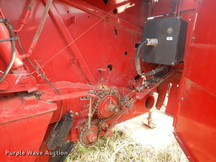 image for item GN9235 New Holland 658 round baler