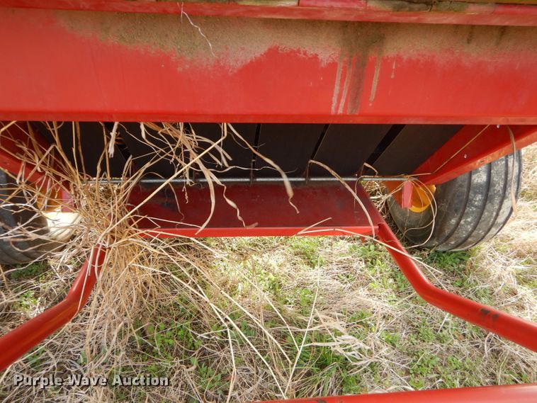 image for item GN9235 New Holland 658 round baler