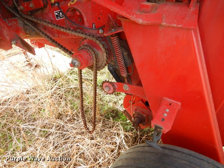 image for item GN9235 New Holland 658 round baler