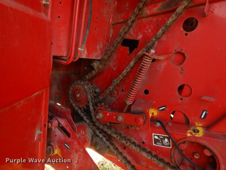 image for item GN9235 New Holland 658 round baler