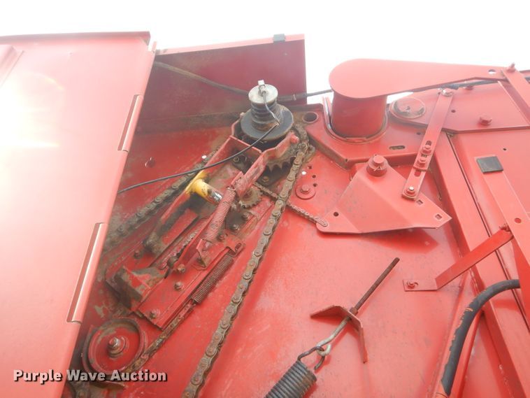 image for item GN9235 New Holland 658 round baler