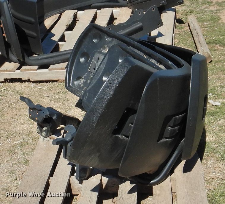 (4) John Deere fenders in Spearman, TX Item GN9766 sold Purple Wave