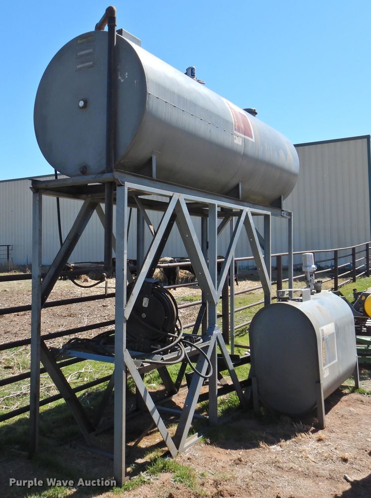 image for item GN9772 Overhead bulk oil tank