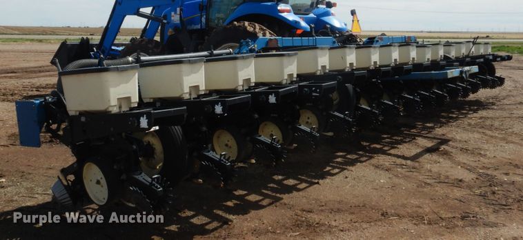 image for item GN9791 Kinze 3140 planter