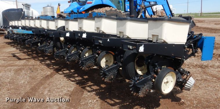 image for item GN9791 Kinze 3140 planter