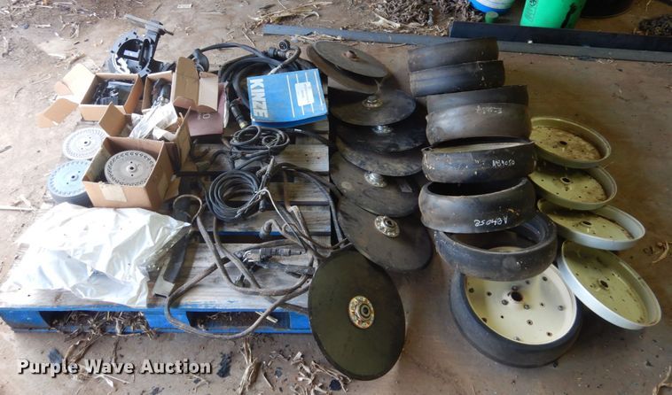 image for item GN9791 Kinze 3140 planter