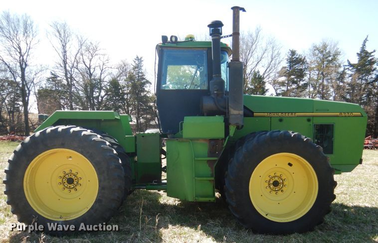 image for item GO9072 1994 John Deere 8770 4WD tractor