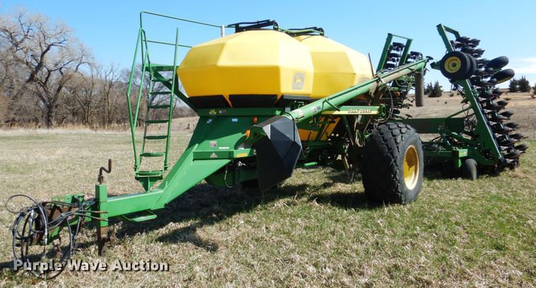 image for item GO9073 2001 John Deere 1860 no-till air seeder