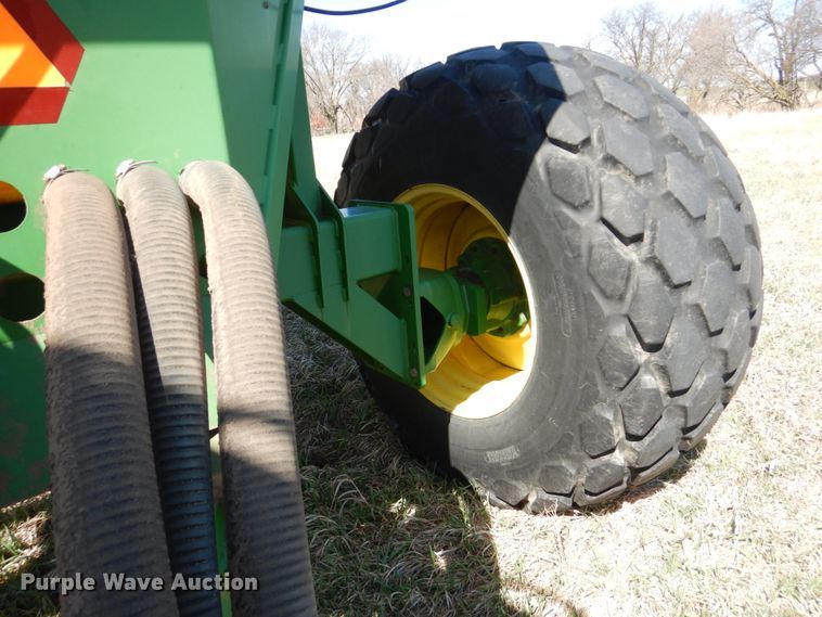 image for item GO9073 2001 John Deere 1860 no-till air seeder