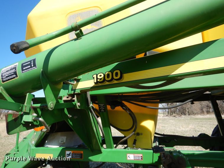 image for item GO9073 2001 John Deere 1860 no-till air seeder