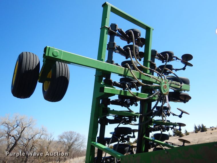 image for item GO9073 2001 John Deere 1860 no-till air seeder