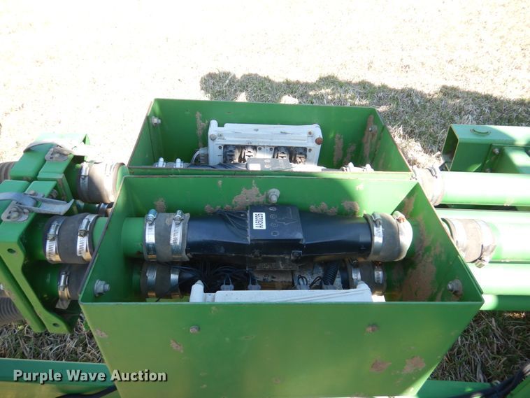 image for item GO9073 2001 John Deere 1860 no-till air seeder