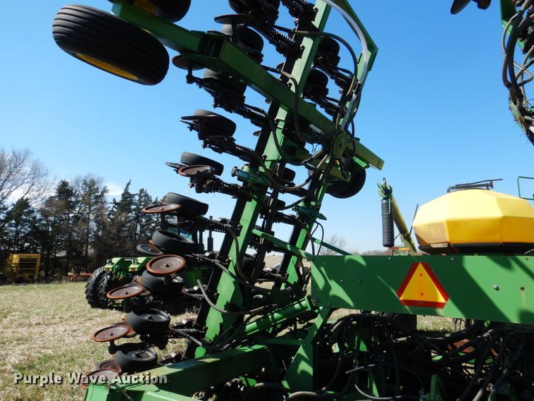 image for item GO9073 2001 John Deere 1860 no-till air seeder