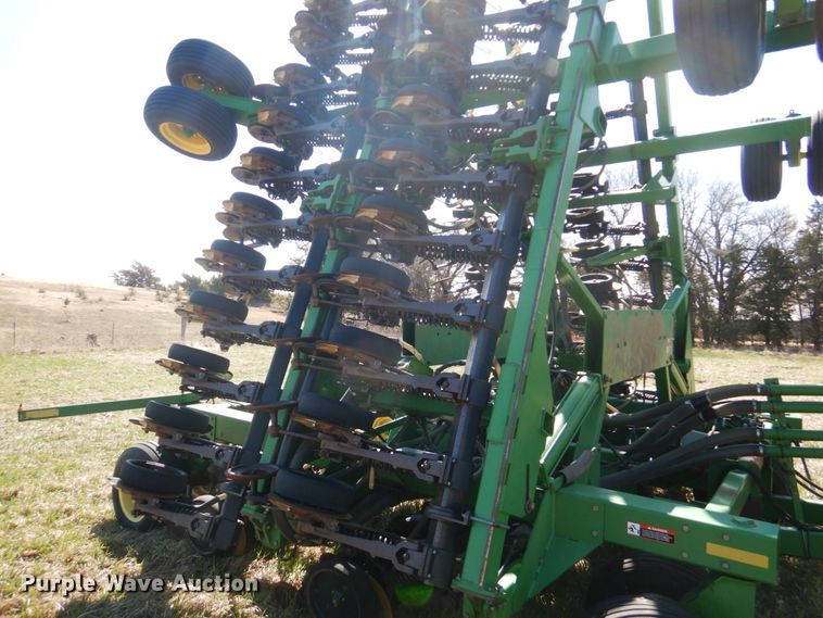 image for item GO9073 2001 John Deere 1860 no-till air seeder