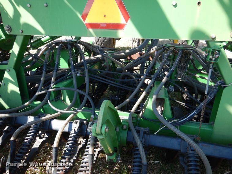 image for item GO9073 2001 John Deere 1860 no-till air seeder