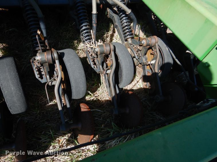 image for item GO9073 2001 John Deere 1860 no-till air seeder