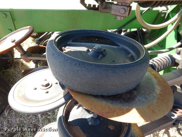 image for item GO9073 2001 John Deere 1860 no-till air seeder