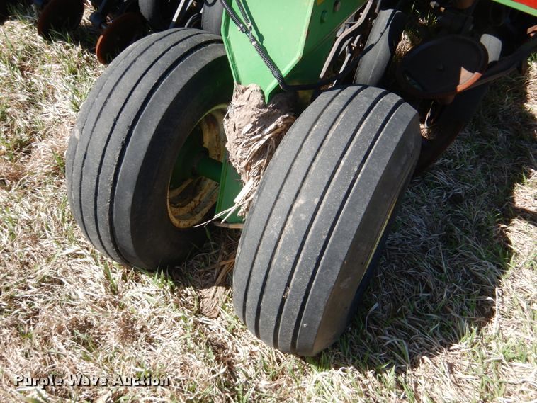 image for item GO9073 2001 John Deere 1860 no-till air seeder