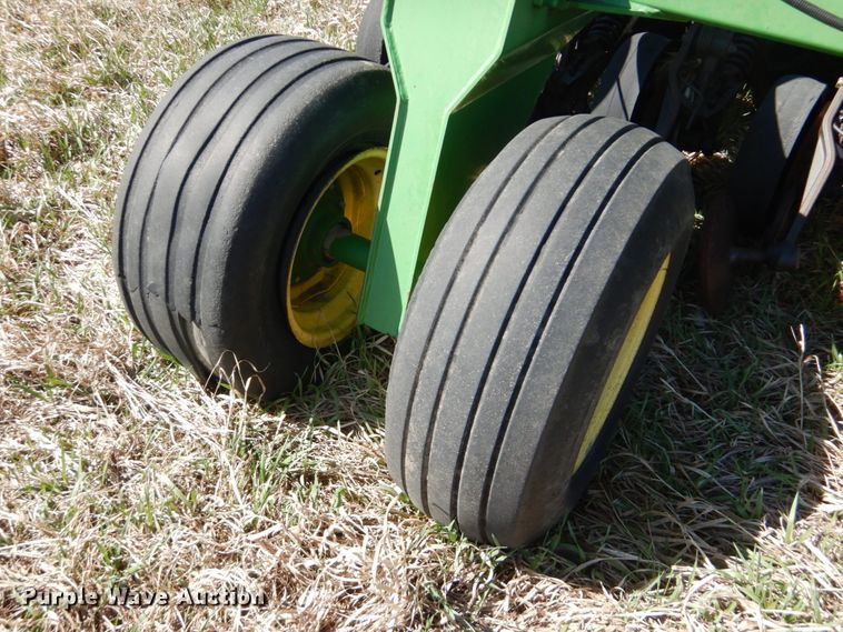 image for item GO9073 2001 John Deere 1860 no-till air seeder