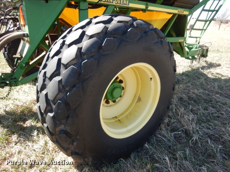 image for item GO9073 2001 John Deere 1860 no-till air seeder