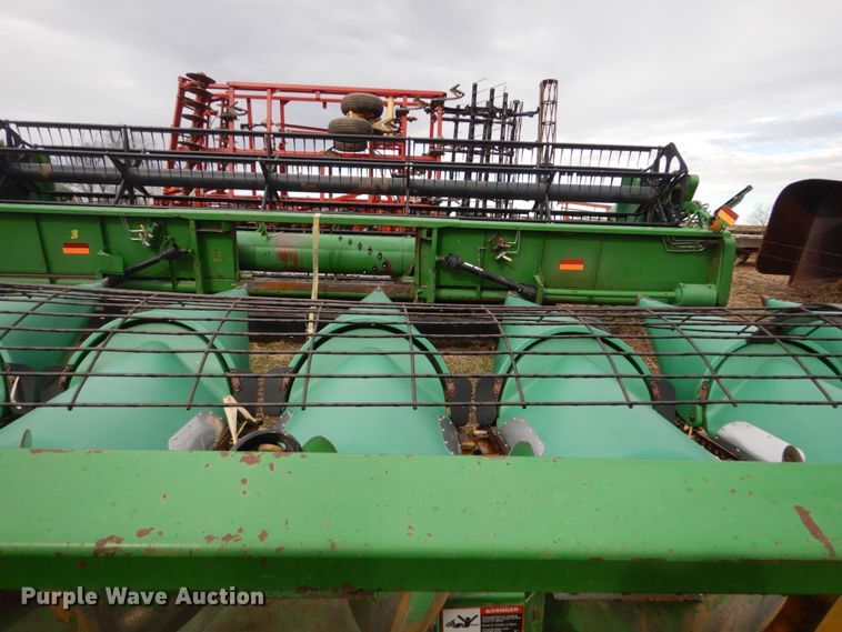image for item GW9639 1997 John Deere 893 corn head