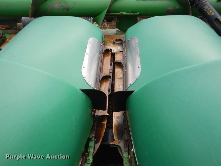 image for item GW9639 1997 John Deere 893 corn head