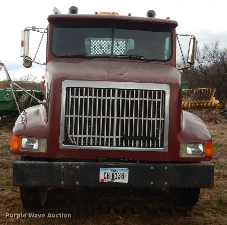 image for item GW9640 1996 International 9200 semi truck