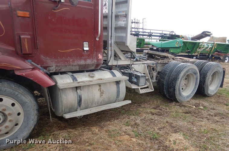 image for item GW9640 1996 International 9200 semi truck