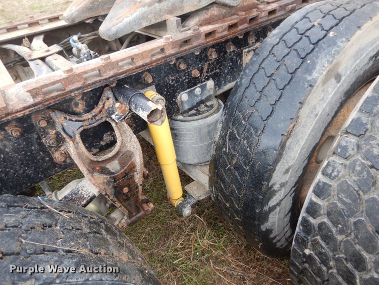 image for item GW9640 1996 International 9200 semi truck