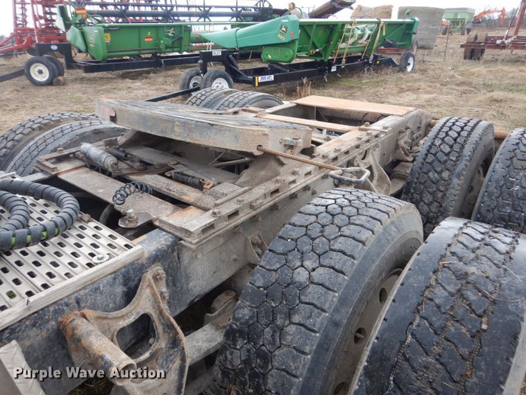 image for item GW9640 1996 International 9200 semi truck