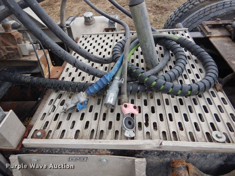 image for item GW9640 1996 International 9200 semi truck