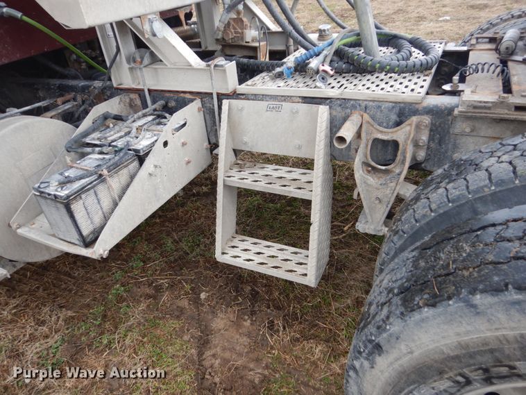 image for item GW9640 1996 International 9200 semi truck