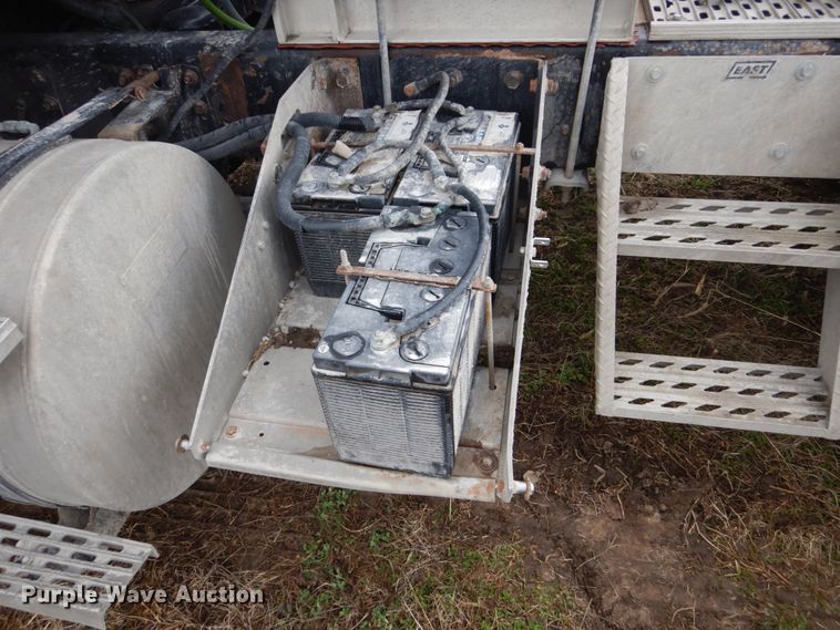 image for item GW9640 1996 International 9200 semi truck