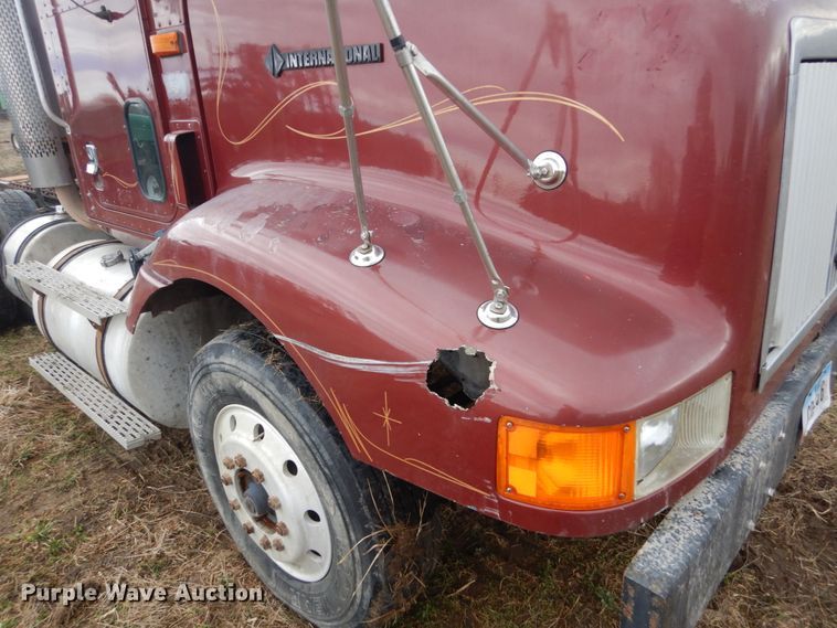 image for item GW9640 1996 International 9200 semi truck