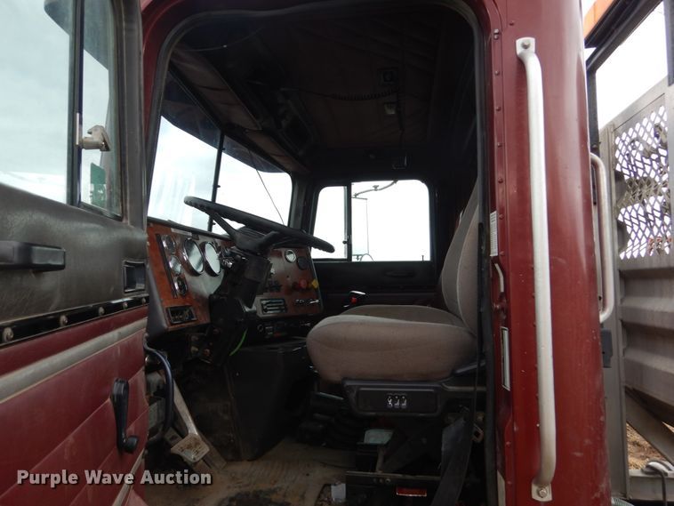 image for item GW9640 1996 International 9200 semi truck