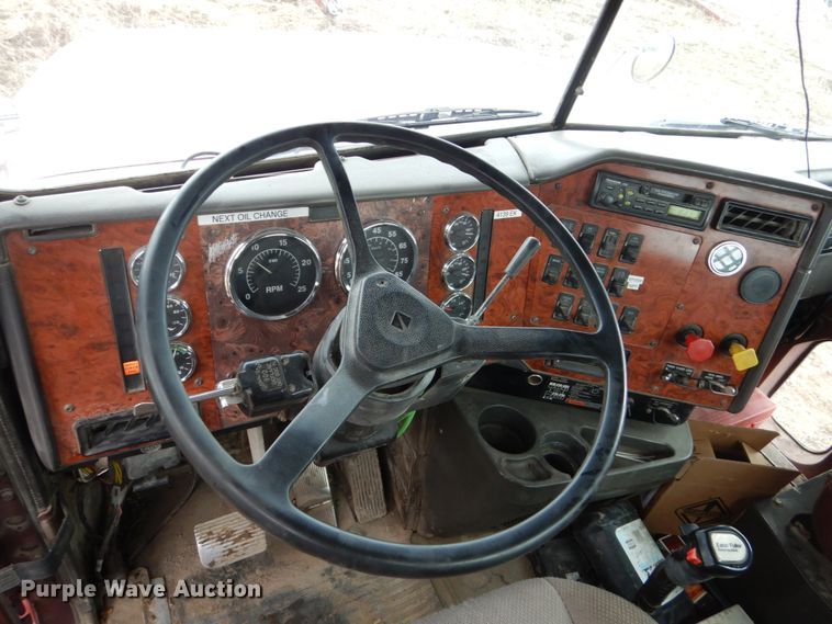 image for item GW9640 1996 International 9200 semi truck