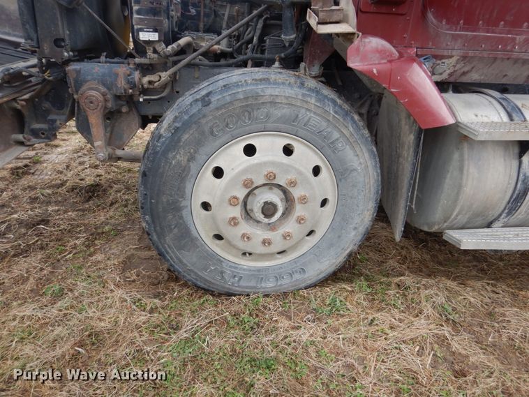 image for item GW9640 1996 International 9200 semi truck