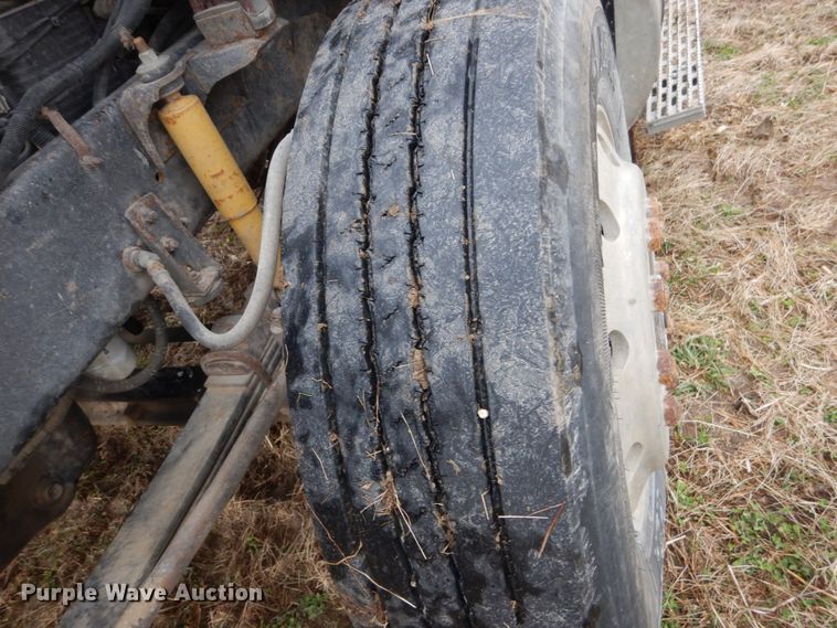 image for item GW9640 1996 International 9200 semi truck