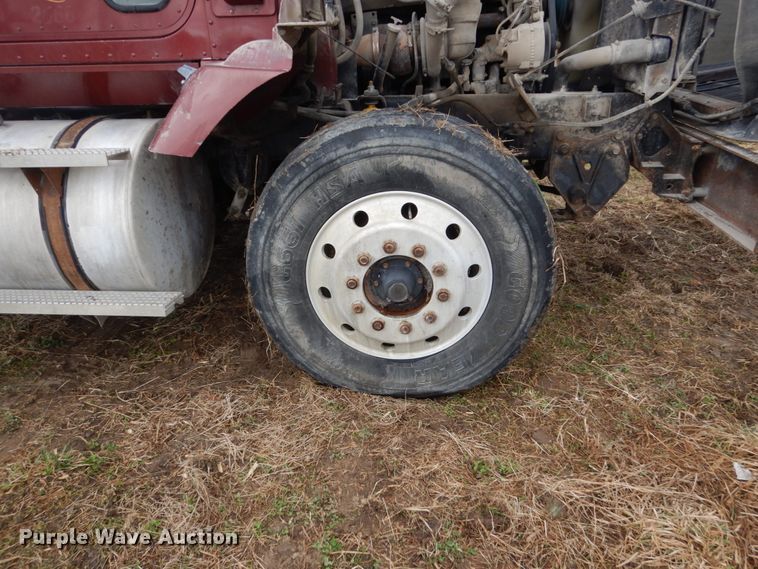 image for item GW9640 1996 International 9200 semi truck