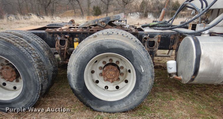 image for item GW9640 1996 International 9200 semi truck