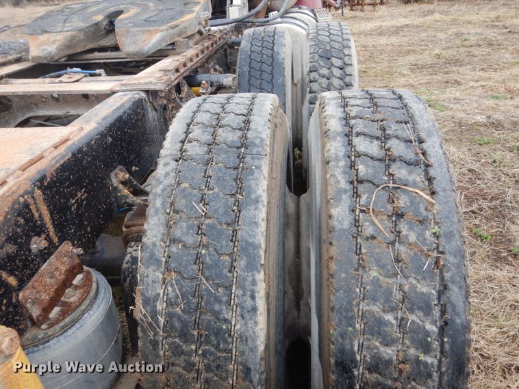 image for item GW9640 1996 International 9200 semi truck