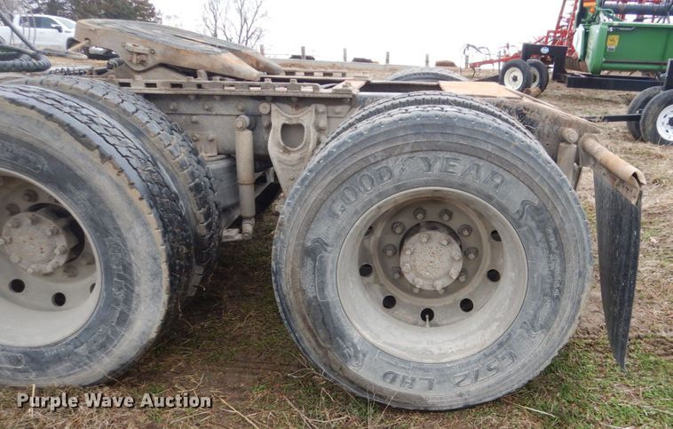 image for item GW9640 1996 International 9200 semi truck