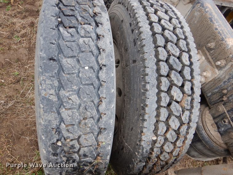 image for item GW9640 1996 International 9200 semi truck