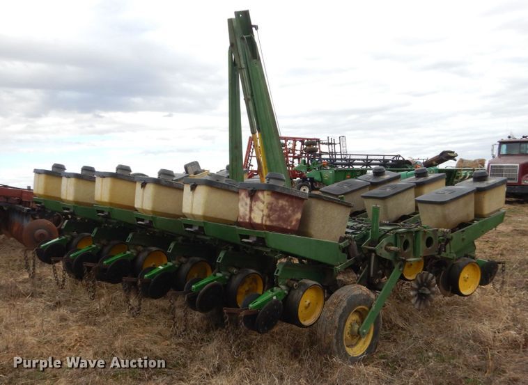 image for item GW9642 John Deere 7000 planter