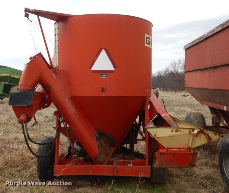 image for item GW9655 Gehl 100 feed mixer