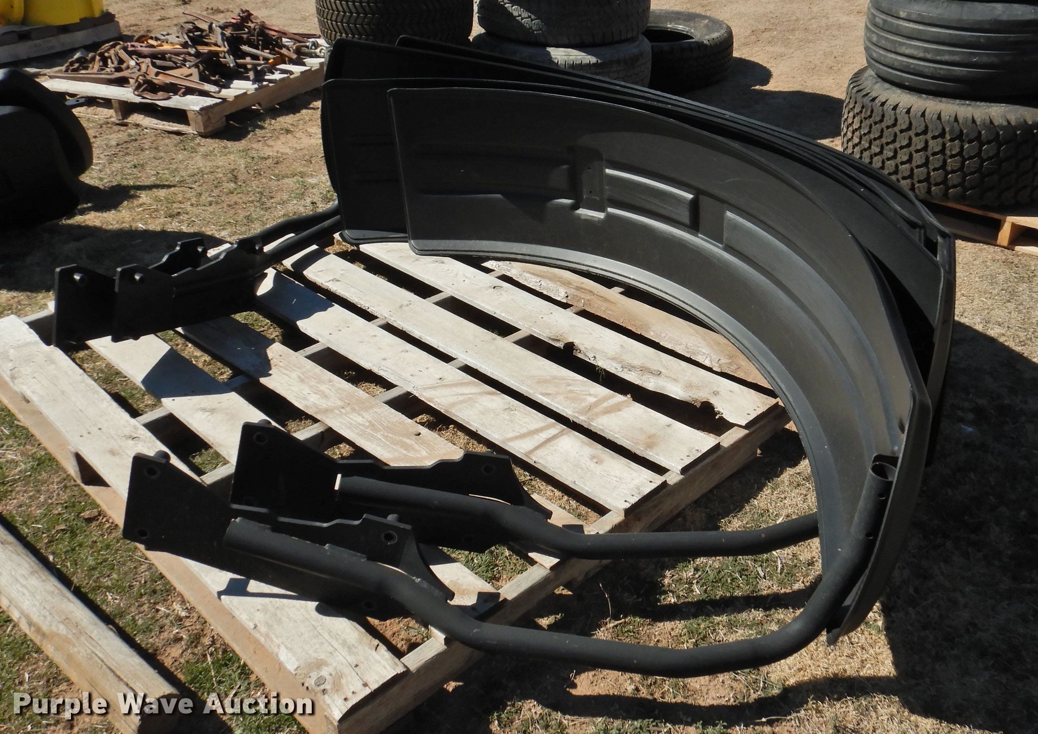 (4) John Deere fenders in Spearman, TX Item GN9765 sold Purple Wave