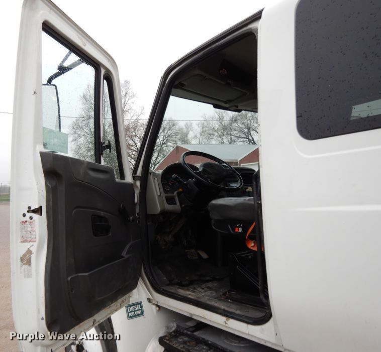image for item DF6032 2012 International DuraStar 4300 truck cab and chassis