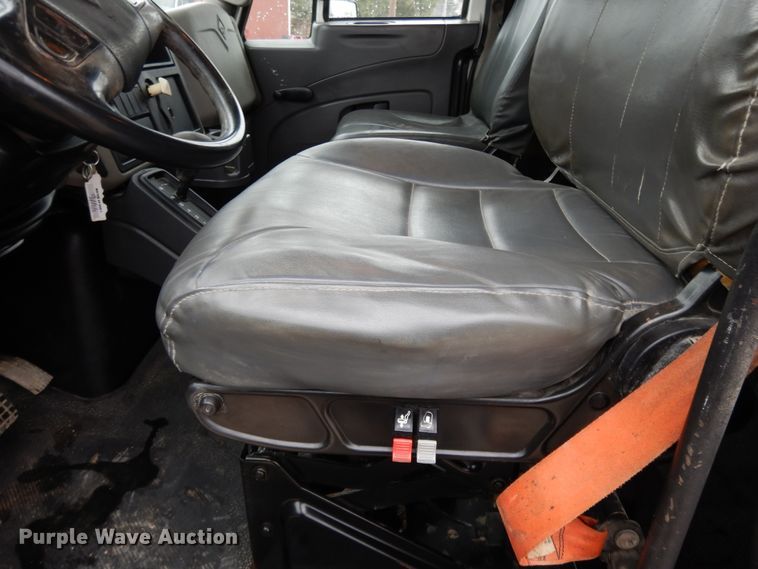 image for item DF6032 2012 International DuraStar 4300 truck cab and chassis