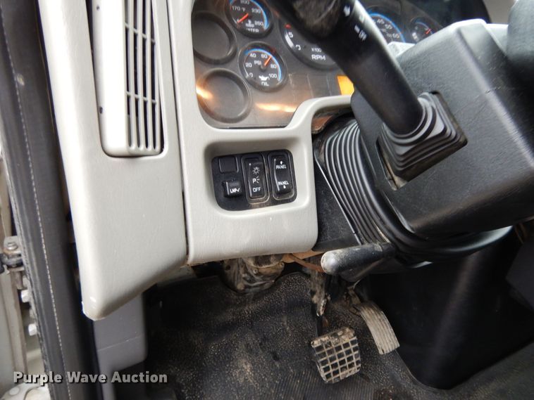 image for item DF6032 2012 International DuraStar 4300 truck cab and chassis