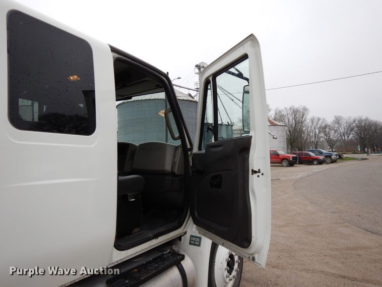 image for item DF6032 2012 International DuraStar 4300 truck cab and chassis